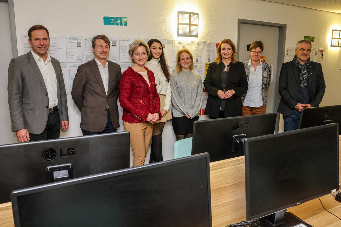 Arbeits- und Wirtschaftsministerin Dr. Nicole Hoffmeister-Kraut setzt sich in Baden-Württemberg für die Fachkräftesicherung und die Unterstützung von Jugendlichen ein, die weder in der Schule noch in Ausbildung, Beschäftigung oder Weiterbildung sind. Bei einer arbeitsmarktpolitischen Reise tauschte sie sich an drei Stationen zu diesen Themen aus und betonte die Bedeutung einer gezielten Unterstützung für diese Gruppe von Jugendlichen. Die Ministerin erklärte, dass die Fachkräftesicherung entscheidend für die Zukunft der Wirtschaft und Gesellschaft sei und betonte die Notwendigkeit, jungen Menschen, die in keiner der üblichen Bildungs- oder Beschäftigungskategorien eingegliedert sind, besondere Aufmerksamkeit zu schenken und sie passgenau zu unterstützen. Es wurde auch &hellip;