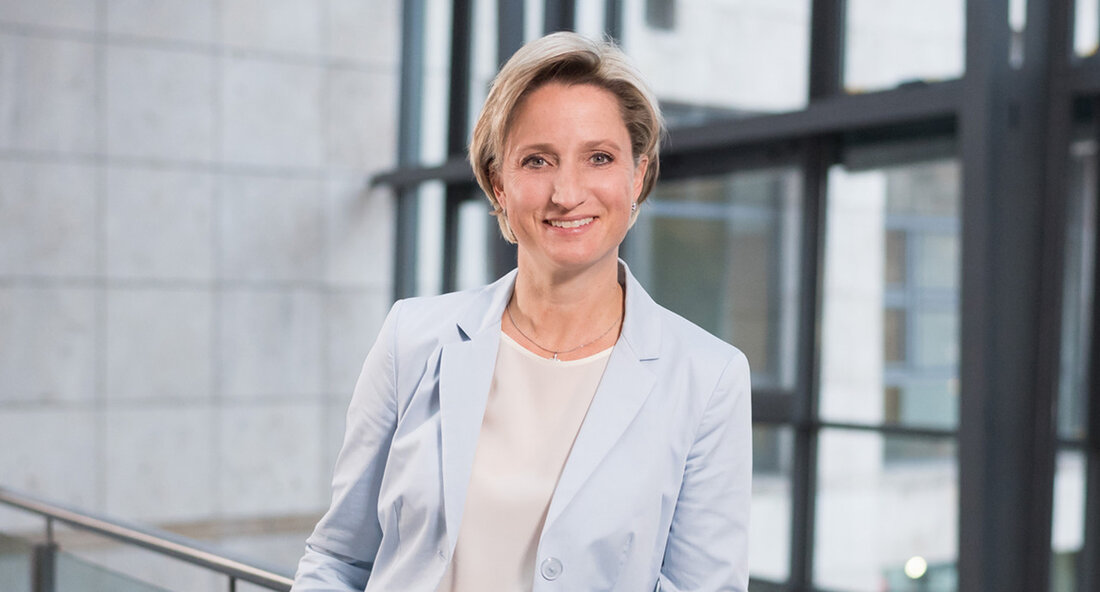 Wirtschaftsministerin Dr. Nicole Hoffmeister-Kraut begibt sich auf eine wirtschaftliche Partnerschaftsreise nach Kanada. Begleitet von einer rund 50-köpfigen Wirtschaftsdelegation wird die Ministerin Städte wie Toronto, Waterloo und Montréal besuchen. Bei den Treffen stehen die Themen „Künstliche Intelligenz und drahtlose Technologien für die Mobilität“ sowie „Klima-Technik“ im Mittelpunkt. Die Provinzen Ontario und Québec gelten als wirtschaftliche Kraftzentren Kanadas. Ministerin Hoffmeister-Kraut betonte die Bedeutung einer Kooperation zwischen Baden-Württemberg und Kanada im Bereich der Schlüsseltechnologien wie Künstliche Intelligenz, Digitaler Vernetzung und Elektromobilität. Kanada habe sich als Markt mit großem Wachstumspotenzial erwiesen und biete somit interessante Chancen für deutsche Unternehmen. Ein weiterer Schwerpunkt der Reise …