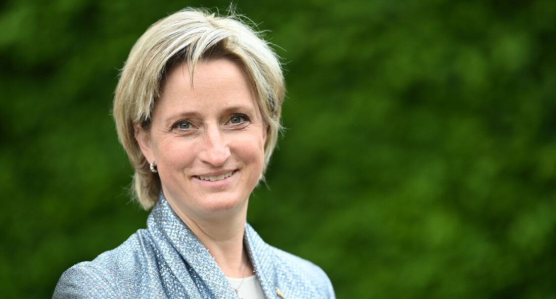 Die von den Folgen des Ukraine-Krieges betroffenen Unternehmen sollen entlastet werden. Wirtschafts- und Arbeitsministerin Nicole Hoffmeister-Kraut begrüßte die Senkung der Energiesteuer, forderte aber schnell weitere Bundeshilfen für die Wirtschaft. Die Bundeskoalition hat a Hilfspaket beschlossen, die unter anderem die Senkung der Energiesteuer beinhaltet. Wirtschafts- und Arbeitsminister Dr. Nicole Hoffmeister-Kraut lobte die Senkung der Energiesteuer, forderte aber schnell weitere Unterstützung der Bundesregierung für die Wirtschaft. „Mit der Senkung der Energiesteuer hat die Ampelkoalition eine von mir seit langem geforderte Maßnahme ergriffen, die auch Unternehmen in dem aktuell schwierigen wirtschaftlichen Umfeld entlasten wird“, sagte der Minister. Denn neben den unmittelbaren Kriegsfolgen bereitet …
