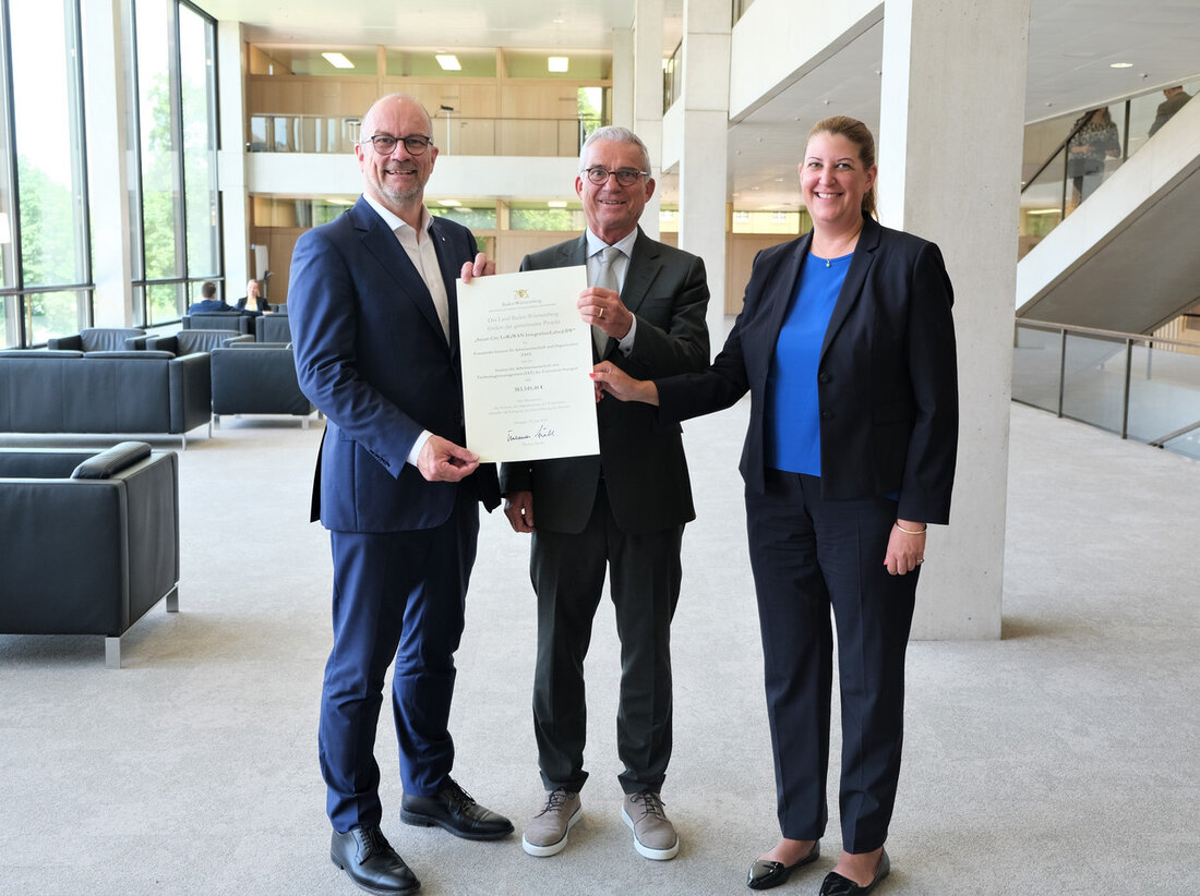 Die Landesregierung von Baden-Württemberg unterstützt die Entwicklung von smarten digitalen Städten und Gemeinden durch die Förderung einer neuartigen Funktechnologie. Mit einem Zuschuss von insgesamt 383.000 Euro sollen das Fraunhofer-Institut für Arbeitswirtschaft und Organisation IAO und das Institut für Arbeitswissenschaft und Technologiemanagement (IAT) der Universität Stuttgart die Anwendung von Long Range Wide Area Networks (LoRaWAN) in baden-württembergischen Kommunen erforschen und praxistaugliche Anwendungsfälle entwickeln. Diese fortschrittliche Funktechnologie ermöglicht es, verschiedene Aspekte des städtischen Lebens zu optimieren, wie beispielsweise die Steuerung des Parkverkehrs, die intelligente Anpassung der Beleuchtung, die Erfassung von Müllfüllständen und die automatische Bewässerung von Pflanzen. Durch den Einsatz von LoRaWAN …