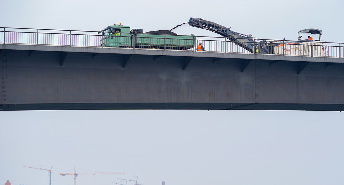 Sanierung der Kieselmannbrücke in Knittlingen abgeschlossen Knittlingen – Die Kieselmannbrücke in Knittlingen im Enzkreis wurde nach einem Ersatzneubau offiziell für den Verkehr freigegeben. An der feierlichen Verkehrsfreigabe nahmen hochrangige Vertreter aus dem Verkehrsministerium und dem Regierungspräsidium Karlsruhe teil, darunter Andreas Hollatz, Abteilungsleiter für Straßenverkehr und -infrastruktur im Ministerium für Verkehr, der Abteilungspräsident für Mobilität, Verkehr und Straßen im Regierungspräsidium Karlsruhe, Jürgen Skarke, und der Knittlinger Bürgermeister Alexander Kozel. Die Kieselmannbrücke aus dem Jahr 1960 war nicht mehr tragfähig und wies zahlreiche Schäden auf. Eine Instandsetzung wäre unwirtschaftlich gewesen, daher entschied man sich für einen Ersatzneubau an gleicher Stelle. Die Kosten …