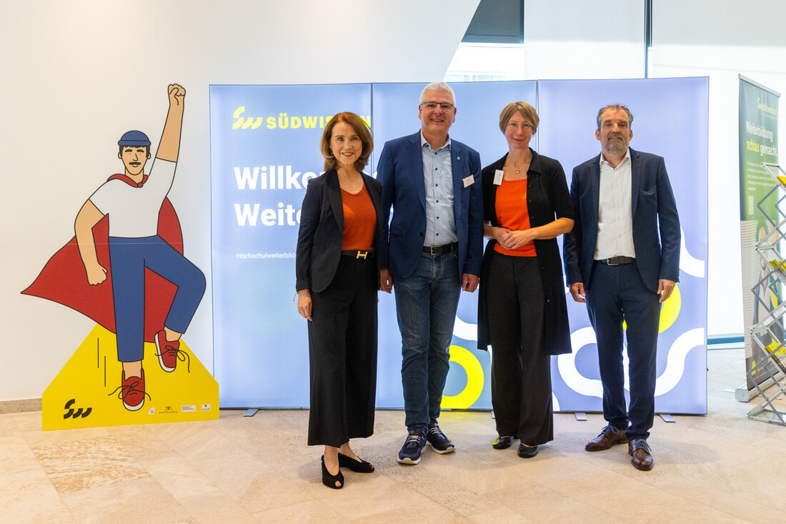 Die neue Plattform SÜDWISSEN revolutioniert die Weiterbildung in Baden-Württemberg Eine bahnbrechende Neuigkeit für berufstätige Menschen in Baden-Württemberg: Die Plattform SÜDWISSEN vereint ab sofort 780 Weiterbildungsangebote von 32 Hochschulen und erleichtert damit den Zugang zu lebenslangem Lernen. Diese Angebote sind speziell darauf ausgerichtet, Beschäftigte auf neue berufliche Herausforderungen vorzubereiten und sie optimal auf den nächsten Karriereschritt vorzubereiten. Angesichts des rasanten technologischen Fortschritts, der Künstlichen Intelligenz und der Veränderungen in der Arbeitswelt ist Weiterbildung heute wichtiger denn je. Die Hochschulen des Landes spielen dabei eine entscheidende Rolle als starke Partner. Mit der Plattform SÜDWISSEN werden wissenschaftliche Weiterbildungsangebote gebündelt und können direkt gebucht …