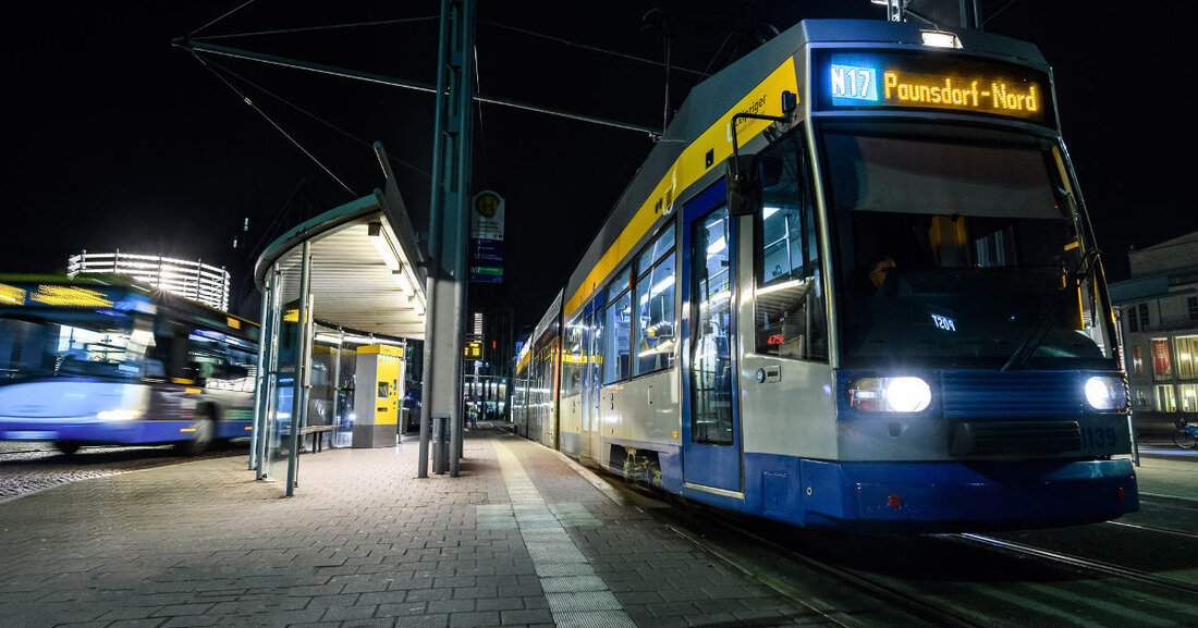 Mit dem Leipziger Neujahrsticket gut über den Jahreswechsel 2022/23 / Fahrausweisautomaten außer Betrieb Für alle Leipzigerinnen und Leipziger, die zum Jahreswechsel mit Straßenbahn und Bus unterwegs sein wollen, bieten die Leipziger Verkehrsbetriebe auch in diesem Jahr das Neujahrsticket an: Das Ticket gilt vom 30. Dezember 2022, 0 Uhr bis zum 2. Januar 2023, 24 Uhr in der Tarifzone 110 (Leipzig). © Leipziger Gruppe Neben Straßenbahn und Bus können damit auch S-Bahnen und Regionalzüge genutzt werden. Erwachsene zahlen nur 16,80 Euro und dürfen bis zu drei Kinder mitnehmen! Das Neujahrsticket ist ab sofort erhältlich in unseren Servicezentren am Hauptbahnhof und am &hellip;
