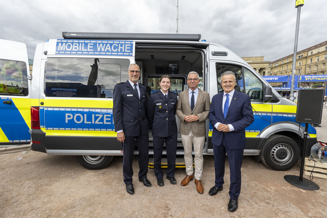 Die Polizei Stuttgart erprobt für ein Jahr den Einsatz einer mobilen Wache in Form eines speziell ausgebauten Polizeifahrzeuges. Mit diesem neuen Konzept sollen Polizistinnen und Polizisten standortunabhängig die polizeilichen Aufgaben wahrnehmen können, die normalerweise in einer Polizeiwache erledigt werden. Durch die Mobile Wache wird die Polizei flexibler und kann schneller dort sein, wo sie gebraucht wird. Der stellvertretende Ministerpräsident und Innenminister Thomas Strobl betonte, dass die Sicherheit der Menschen in Baden-Württemberg oberste Priorität hat. Die Mobile Wache ermöglicht es der Polizei, von der Anzeigenaufnahme bis zur präventiven Beratung alle Aufgaben vor Ort zu erledigen. Dadurch sollen die Wege verkürzt, das …