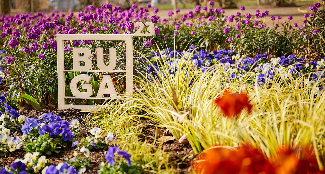 Verkehrsministerium präsentiert klimaschonende Mobilität auf der BUGA 2023 in Mannheim Mannheim – Vom 30. August bis 10. September 2023 haben Besucherinnen und Besucher der Bundesgartenschau (BUGA) in Mannheim die Möglichkeit, die Ausstellung des Landesverkehrsministeriums zu besuchen und sich über klimaschonende Mobilität zu informieren. Die Ausstellung findet am Treffpunkt Baden-Württemberg in der U-Halle 8 im Spinelli-Park statt. Verkehrsminister Winfried Hermann betonte bei der Eröffnung am Donnerstag die Bedeutung des Themas klimafreundliche Mobilität auf der diesjährigen BUGA. Die Messe sei eine echte Mobilitätsschau, bei der innovative Projekte interaktiv kennengelernt werden können. Gemeinsam mit Partnern aus Industrie und Wissenschaft werde gezeigt, wie sich …