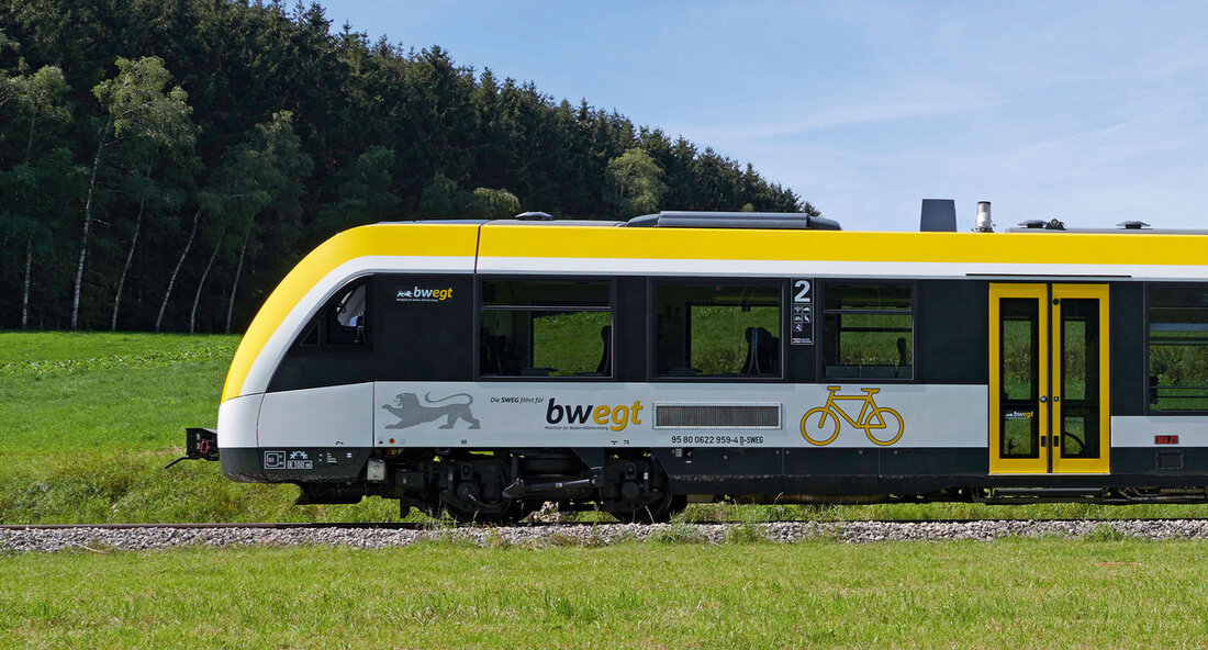 Mobilitätspass für den Ausbau des Öffentlichen Nahverkehrs: 21 Modellkommunen stellen Ergebnisse vor Das Verkehrsministerium Baden-Württemberg und 21 Modellkommunen haben in den vergangenen zwei Jahren maßgebliche Grundlagen für einen Mobilitätspass erarbeitet, der den Ausbau des Öffentlichen Nahverkehrs (ÖPNV) finanziell unterstützen soll. Die Ergebnisse dieser Arbeit wurden nun vorgestellt, und gemeinsam mit drei Vorreiterkommunen soll es in weitere Untersuchungen gehen. Der Mobilitätspass soll den Kommunen die Möglichkeit geben, den Ausbau ihres ÖPNV einen finanziellen Schub zu geben. Die detaillierten Berechnungsergebnisse der 21 Modellkommunen werden in den kommenden Tagen auf den Internetseiten des Verkehrsministeriums veröffentlicht. Verkehrsminister Winfried Hermann äußerte sich zu der Bedeutung &hellip;