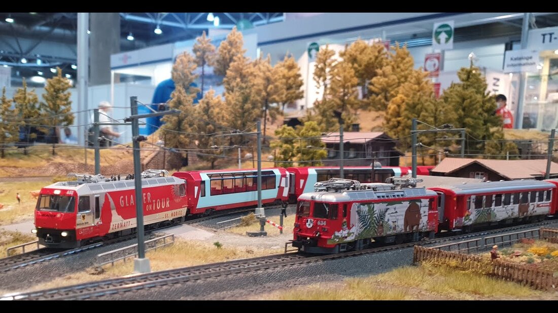 Nach einer einjährigen Zwangspause konnte die Modell-Hobby-Spielemesse wieder starten. Wir waren wieder da. Wie immer gab es viel zu sehen. Viele Aussteller, darunter mittlerweile auch gute Freunde (in Sachen Modelleisenbahn) waren vertreten. Ein Wiedersehen hat viel Freude bereitet. Aber nicht nur das Wiedersehen und die Gespräche waren schön, auch die Modell-Layouts waren schön anzusehen und haben dem ein oder anderen ein Lächeln auf die Lippen gezaubert. Auch wenn dieses Jahr (zumindest am Freitag) nicht so viel Besucheransturm herrschte wie in den Jahren zuvor, fanden wir diesen Tag entspannt, erlebnisreich und spannend und werden nächstes Jahr mit 100%iger Sicherheit wieder dabei …