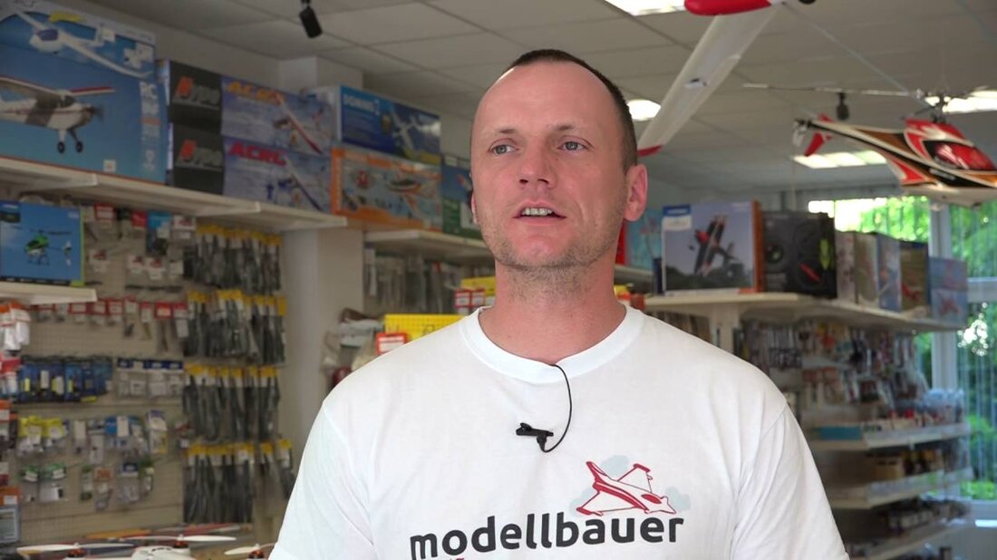 Uwe Bauer vom Leipziger Modellbauer hat alles mit RC-Modellbau zu tun. Sein Geschäft finden Sie in der Bernhard-Göring-Str. 89 in 04275 Leipzig, Telefon 0341 / 39 133 49, www.modellbauer-leipzig.de wtv Leipziger Medien produziert auch Ihr Firmenvideo, Telefon 0341 / 215810. . Youtube-Link