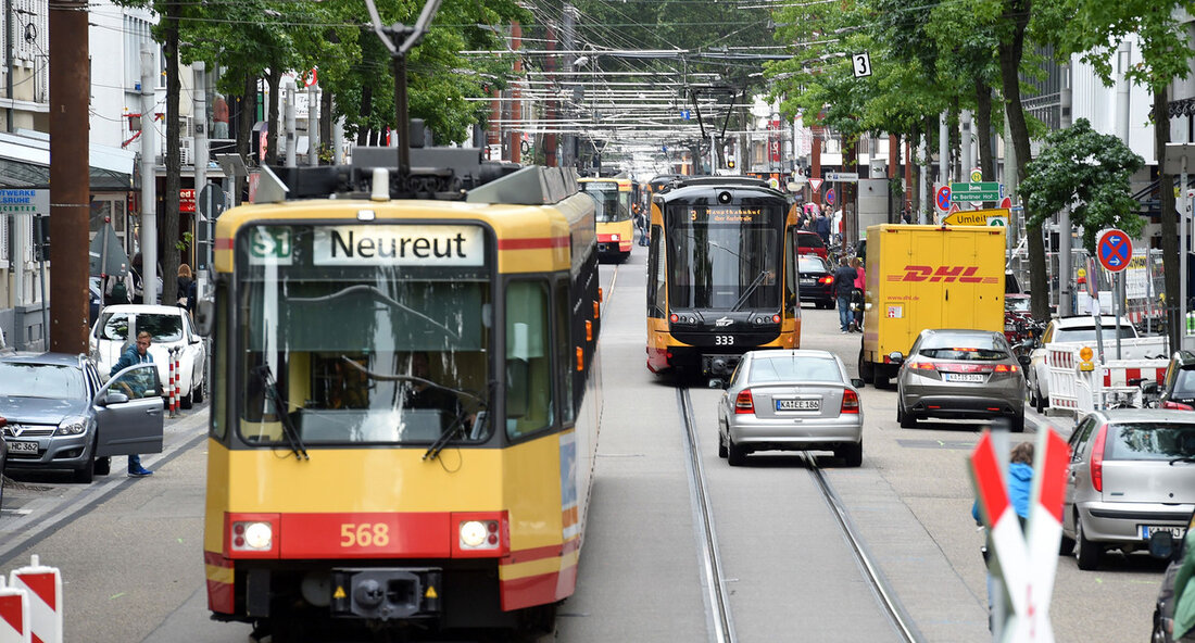 Baden-Württemberg bricht mit neuem Mobilitätsgesetz zum Vorreiter im ÖPNV auf Baden-Württemberg hat sich als bundesweiter Vorreiter in der Entwicklung neuer Finanzierungsinstrumente für den öffentlichen Personennahverkehr (ÖPNV) positioniert. Mit dem Landesmobilitätsgesetz, das sich derzeit in der Anhörung befindet, wird ein neuer rechtlicher Rahmen geschaffen, der den Kommunen ermöglichen soll, innovative Modelle zur Finanzierung des ÖPNV zu implementieren. Bei einer Abschlussveranstaltung am 23. September 2024 betonte Verkehrsminister Winfried Hermann die Bedeutung der Zusammenarbeit mit den Städten Karlsruhe und Freiburg sowie dem Ortenaukreis. Diese Vorreiterkommunen haben gemeinsam mit dem Verkehrsministerium an der Entwicklung des sogenannten Mobilitätspasses gearbeitet, einem neuen Modell, das den Bürgerinnen …
