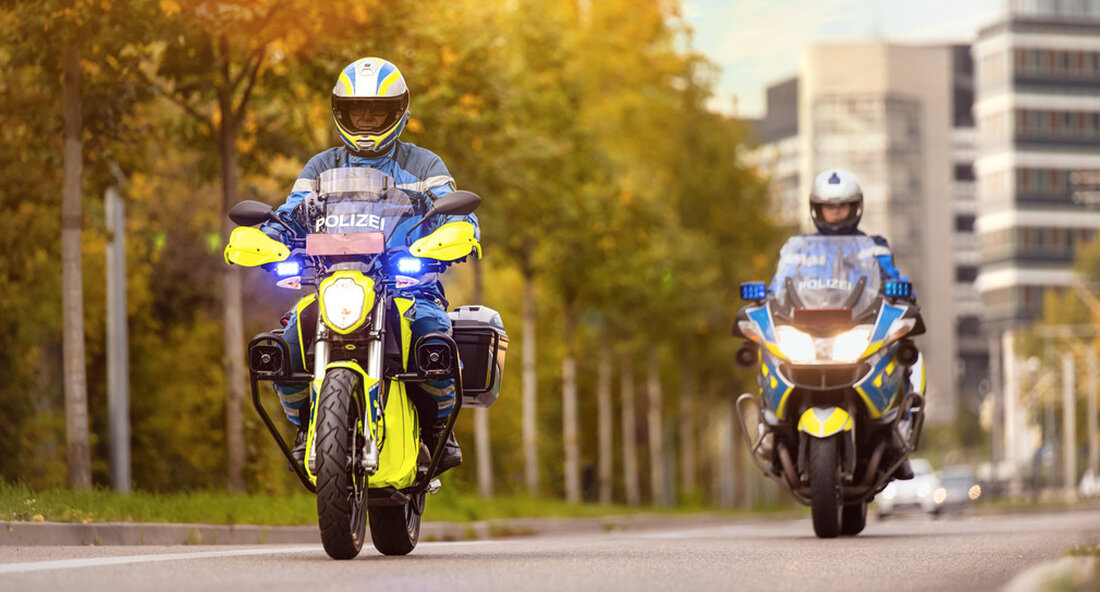 Bei der Polizei Baden-Württemberg startet ein Pilotprojekt mit Elektromotorrädern. Unter dem Motto „Sicherheit ist auch nachhaltig“ will die Polizei Vorreiter und Initiator auf dem Weg zu mehr Nachhaltigkeit sein. „Erstmals setzt die Polizei zwei rein elektrisch angetriebene Motorräder ein. Unsere Mobilität verändert sich, für eine nachhaltige Umweltbilanz geht der Trend zur Elektromobilität – das gilt auch für die Polizeiflotte. Unter dem Motto „Sicherheit ist auch nachhaltig“ will die Polizei Vorreiter und Initiator auf dem Weg zu mehr Nachhaltigkeit sein. Mit einem Fuhrpark von rund 5.400 Fahrzeugen verfügt die Polizei über den größten Behördenpark in Baden-Württemberg und kann damit wichtige Signale …