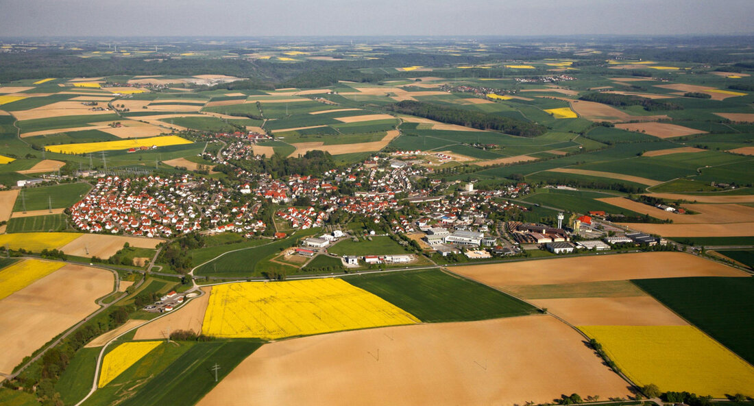 In Rottweil hat die Dialogveranstaltung zum Modellprojekt „Expertise KreativLand Baden-Württemberg“ stattgefunden. Die Studie „KreativLand Baden-Württemberg“ erfasst erstmals die Wirtschaftskraft und das innovative Potenzial der Kultur- und Kreativwirtschaft für den Ländlichen Raum. „Die Kultur- und Kreativwirtschaft ist in unserem Alltag fest verankert und als starker Bestandteil unseres Wirtschaftsstandorts bereits gut etabliert. Und das nicht nur in den urbanen Räumen. Sie hat vor allem im Ländlichen Raum eine hohe Bedeutung für Wirtschaft und Gesellschaft. Hierzu haben wir im Rahmen einer aktuellen Studie erstmals Kennzahlen für dieses Handlungsfeld erhoben. Sie können die Basis für Handlungsempfehlungen bilden, die künftig zur Stärkung der Kultur- und …