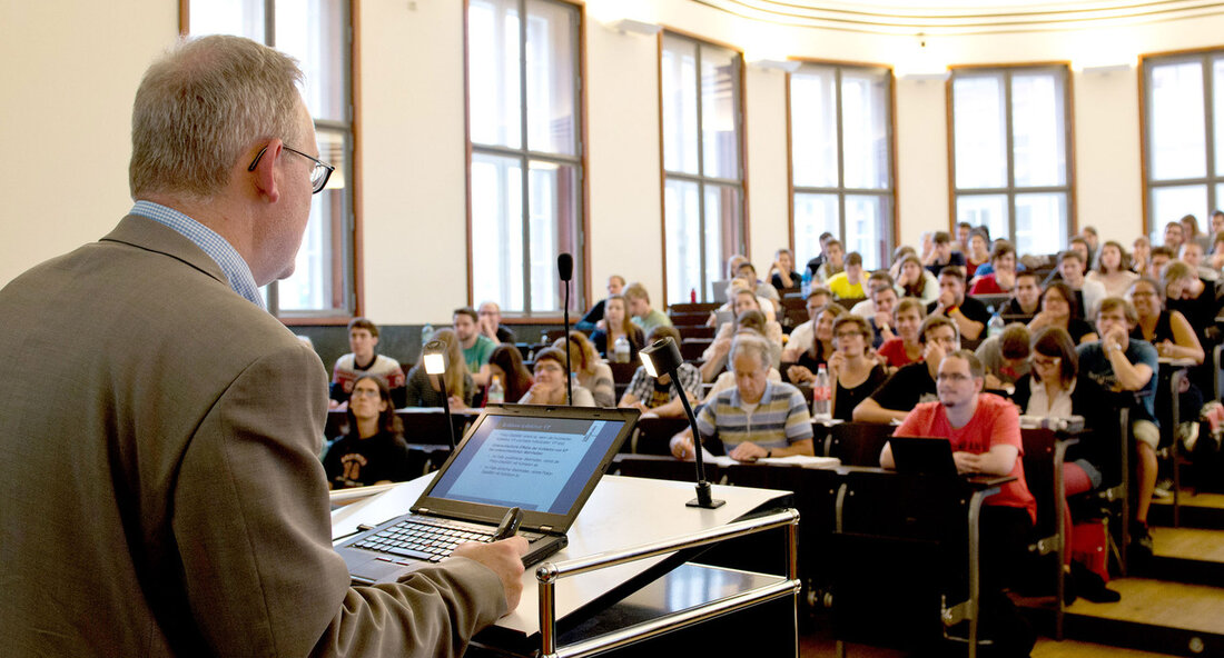 Im Jahr 2023 wurden an den Hochschulen in Baden-Württemberg insgesamt 427 neue Professorinnen und Professoren begrüßt. Dabei ist besonders erfreulich, dass der Anteil der weiblichen Professuren unter den Neuberufenen mit 43 Prozent so hoch ist wie noch nie. Dieser Wert ist seit 2016 kontinuierlich gestiegen und zeigt, dass Baden-Württemberg bei der Berufung von Professorinnen auf einem guten Weg ist. Wissenschaftsministerin Petra Olschowski lobt diesen Fortschritt und betont, dass das Land weiterhin aktiv in der Förderung von Wissenschaftlerinnen tätig sein wird. Dazu zählen unter anderem die Stärkung der Gleichstellungsbeauftragten an den Hochschulen und das Juniorprofessorinnen-Programm, das Junior- und Tenure-Track-Professorinnen auf dem …