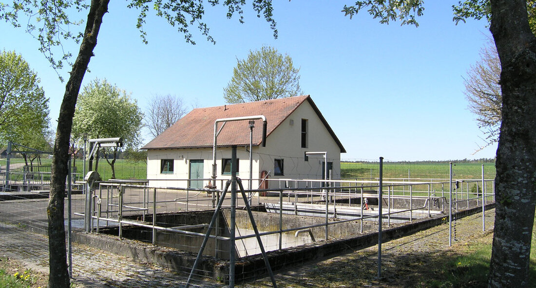 Für den zweiten Bauabschnitt zur Modernisierung der Abwasserentsorgung erhält die Gemeinde Stödtlen einen staatlichen Zuschuss von über 1,8 Millionen Euro. Dies sorgt für eine bessere Wasserqualität und einen nachhaltigen Gewässerschutz. Das Land fördert den zweiten Bauabschnitt zur Modernisierung der Abwasserentsorgung in der Gemeinde Stödtlen im Kreis Ostalb mit über 1,8 Millionen Euro. Die Maßnahme umfasst die Stilllegung des Klärwerks Stödtlen, den Bau eines neuen Pumpwerks und den Bau einer drei Kilometer langen Druckleitung, die die Wohngebiete Schnepfenhof und Schnepfenmühle mit dem Klärwerk Gaxhardt verbindet. Ein wichtiger Beitrag zur effizienten und fortschrittlichen Abwasserreinigung „Mit den anstehenden Bauarbeiten leistet die Gemeinde Stödtlen …