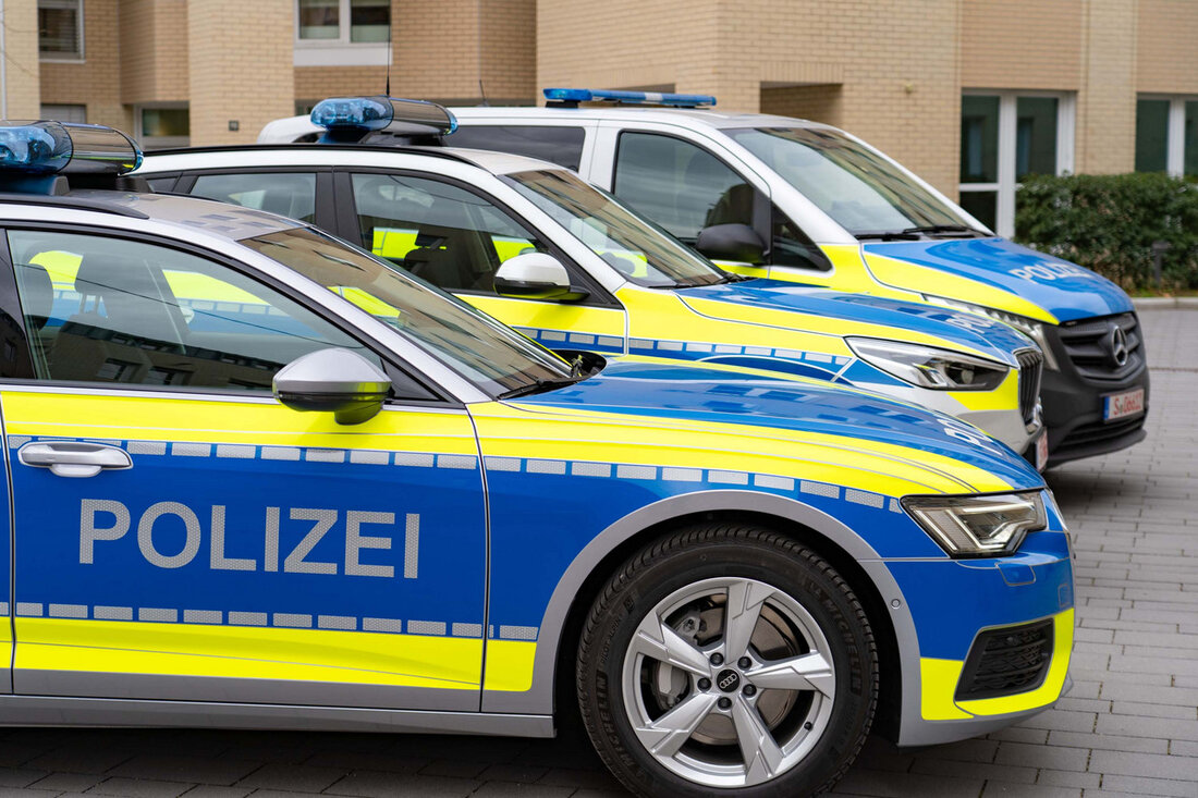 Die Polizei Baden-Württemberg erhält eine Modernisierung ihrer Fahrzeugflotte, wobei rund 20 Prozent der Fahrzeuge erneuert werden. Durch die Beschaffung von knapp 1.000 neuen und hochmodernen Fahrzeugen soll die Polizei einen topmodernen Fuhrpark behalten. Dabei setzt das Land auch verstärkt auf Elektromobilität, um auch im Bereich des Klimaschutzes zukunftsorientiert zu handeln. Mit über 5.300 Fahrzeugen verfügt die Polizei Baden-Württemberg derzeit über den größten Fuhrpark des Landes. Durch die Erneuerung von fast 1.000 Fahrzeugen bis zum Jahr 2024 wird die Flotte weiter modernisiert. Die ersten neuen Streifenfahrzeuge wurden bereits an die Polizei übergeben, nachdem eine europaweite Ausschreibung durch das Präsidium Technik, Logistik, …