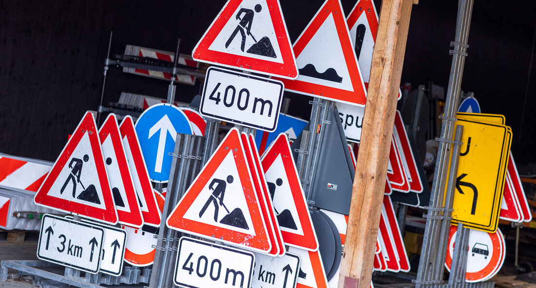 Die Modernisierung des Straßenmeistereibetriebs in Geislingen an der Steige ist in greifbare Nähe gerückt. Die Bundesregierung hat grünes Licht für die Planung gegeben. Die Werkstatt und Aufenthaltsräume sollen umgebaut werden. Das Land will 2021 mit dem Bau beginnen. Die Planungen zur Modernisierung des Straßenmeistereibetriebs Geislingen im Landkreis Göppingen schreiten voran. Das Bundesministerium für Verkehr und digitale Infrastruktur hat dem Projekt mit dem sogenannten Besichtigungshinweis grünes Licht gegeben. „Jetzt kann die Detailplanung für die Umsetzung erfolgen. Der Neubau rückt näher. Wir wollen 2021 mit den Bauarbeiten beginnen“, sagte der neue Chef des Landesverkehrsministeriums, Ministerialdirektor Berthold Frieß. Neue Werkstatt und Lounges Die …
