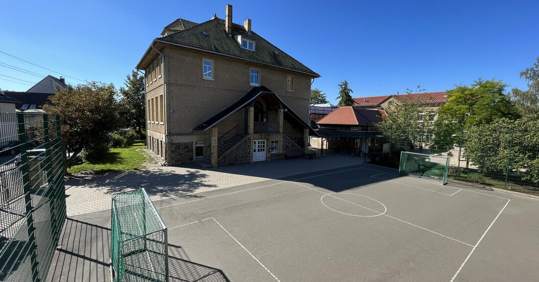 Die Grundschule in Rückmarsdorf An der Friedenseiche 4 soll modernisiert und um einen Erweiterungsbau ergänzt werden. Laut Baubürgermeister Thomas Dienberg wird das denkmalgeschützte Bestandsgebäude behutsam saniert, während der Erweiterungsbau als Holz-Hybrid-Konstruktion errichtet und in die bestehende Sporthalle integriert wird. Zudem sollen sowohl der Erweiterungsbau als auch das denkmalgeschützte Schulgebäude zukünftig mittels Aufzug barrierefrei erschlossen werden. Während der Bauzeit wird die Schule in ein Interim in Containerbauweise an der Alten Dorfstraße ausgelagert, das den Schul- und Hortbetrieb aufnimmt. Der Sporthallenbetrieb wird während der Bauzeit für den Schul- und Vereinssport aufrechterhalten. Die Gesamtkosten der Maßnahme betragen rund 25,8 Millionen Euro, wovon der …