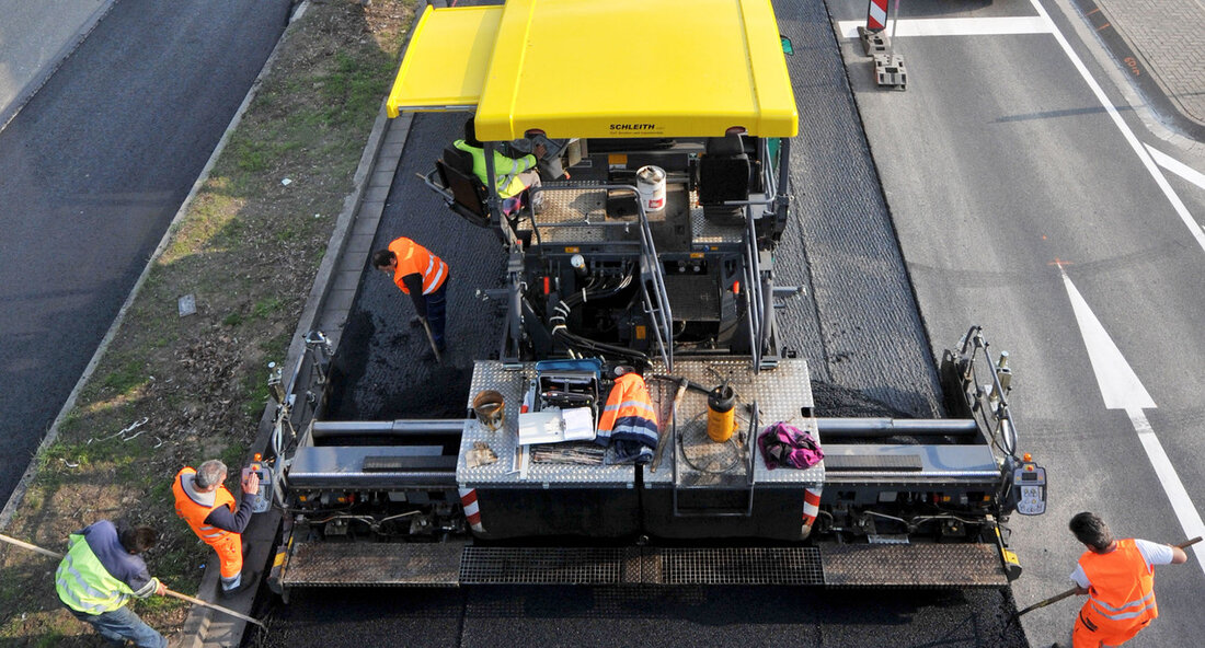 Auf Schienenstrecken rund um Stuttgart plant die Deutsche Bahn wegen umfangreicher Kabelarbeiten zeitweise Streckensperrungen bis Ende Juli. Um den Schienenersatzverkehr mit Bussen möglichst wenig zu behindern, wird die Straßenbauverwaltung in den betroffenen Bereichen Eingriffe in den Straßenraum durch Baustellen in diesem Zeitraum vermindern. Verkehrsminister Winfried Hermann sagte am Montag, 24. April 2023: „Die Deutsche Bahn hat die Sperrungen sehr kurzfristig angekündigt und trägt die Gesamtverantwortung für die Organisation von Ersatzverkehren. Zugleich sorgt das Land dafür, dass der Verkehr auf den Straßen möglichst wenig durch Baustellen eingeschränkt wird. Denn es ist mit einer Zunahme des Autoverkehrs zu rechnen und die zusätzlich …