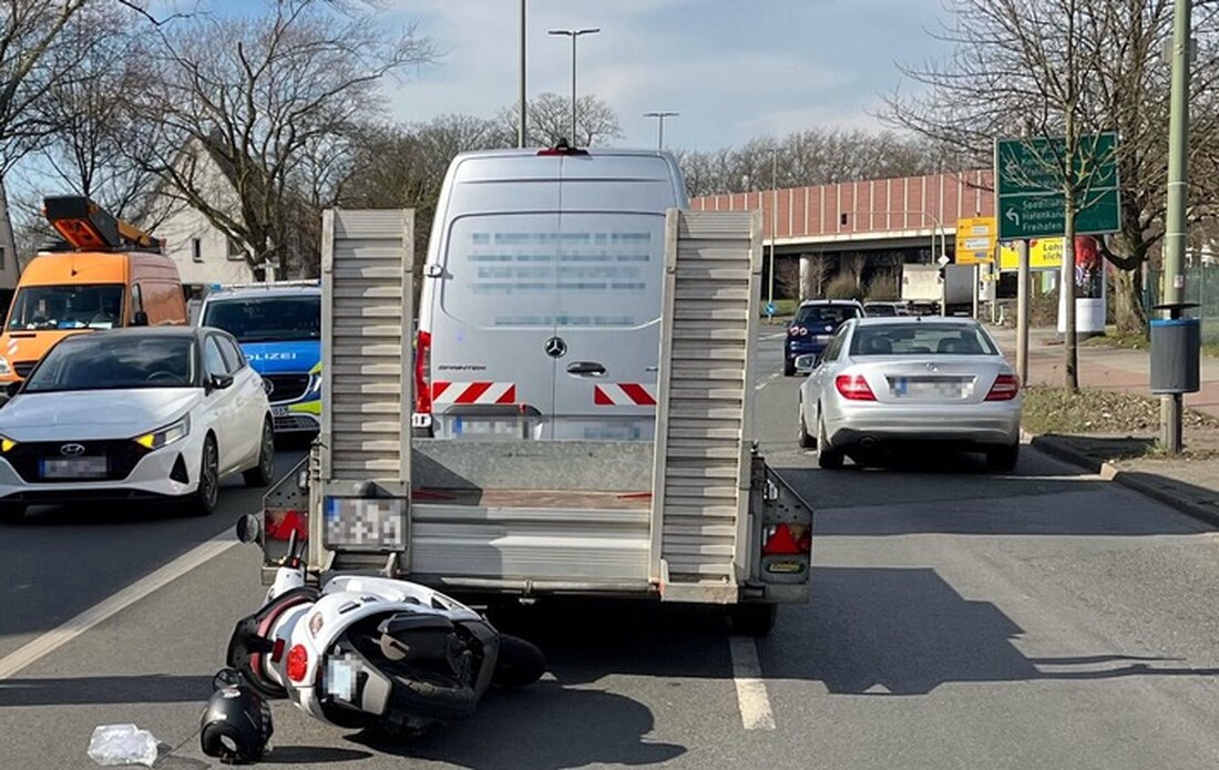 Mofa-Fahrerin kollidiert auf Meidericher Straße mit Anhänger, verletzt sich schwer. Polizeiliche Ermittlungen laufen.