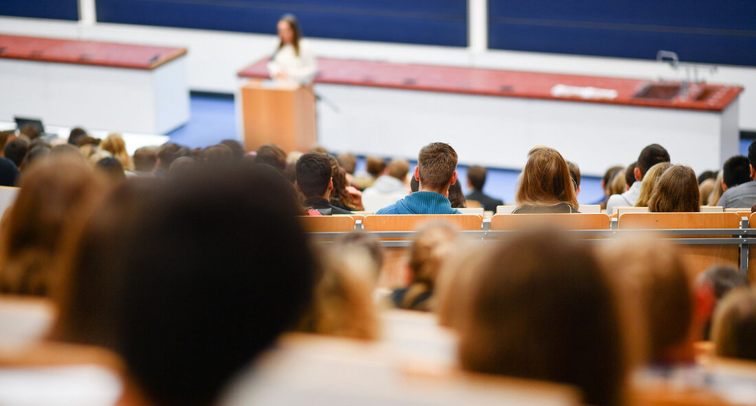 Die Landesregierung plant eine Novelle des Landeshochschulgesetzes, um Bildung, Spitzenforschung und Ausgründungen an Hochschulen zu stärken. Laut Wissenschaftsministerin Petra Olschowski soll dies mehr Flexibilität schaffen und dem Fachkräftemangel entgegenwirken. Der Gesetzesentwurf des Wissenschaftsministeriums sieht zahlreiche Neuerungen vor, darunter die Einführung des Dualen Masters im Lehramt, die Aufnahme von Weiterbildung als explizite Aufgabe der Pädagogischen Hochschulen und die Flexibilisierung des Zugangs zu Hochschulen. Ziel ist es, die Start-up-Szene an Hochschulen zu stärken und Spitzenberufungen zu erleichtern. Ministerin Olschowski betont, dass die Änderungen im Landeshochschulgesetz darauf abzielen, die internationale Wettbewerbsfähigkeit der Hochschulen zu stärken und Menschen mit unterschiedlichen Bildungshintergründen den Weg zu …