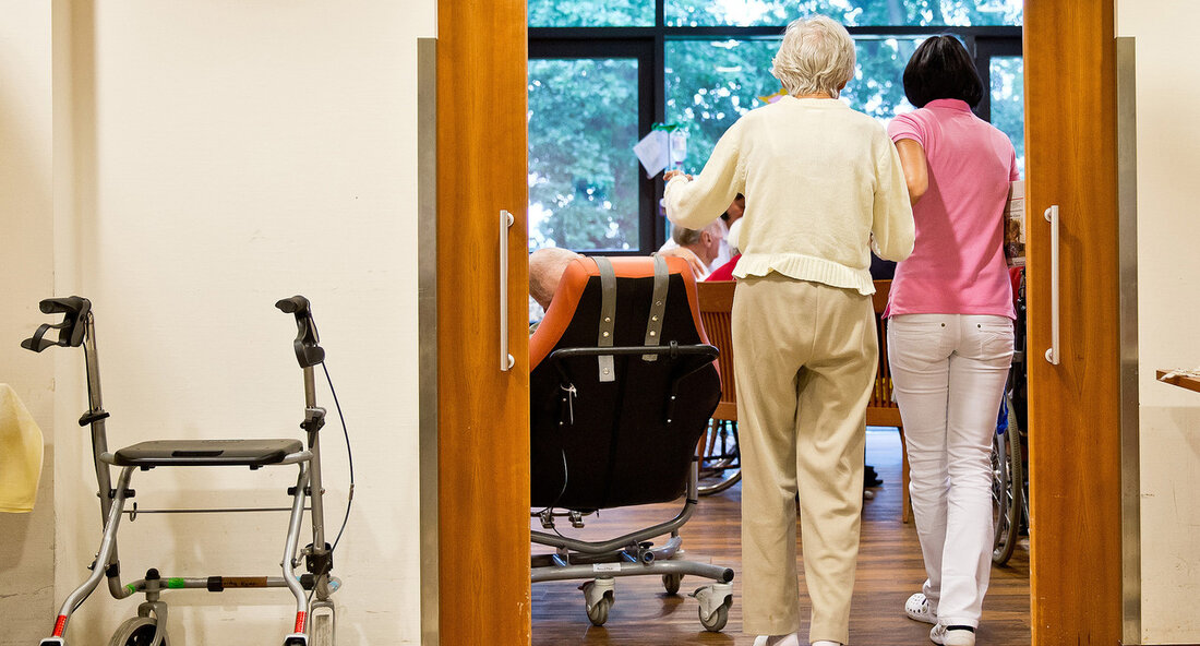 Die Landesregierung von Baden-Württemberg hat bekannt gegeben, dass sie im Rahmen des Innovationsprogramms Pflege Projekte der Tages- und Kurzzeitpflege sowie der ambulanten Versorgung mit rund 6,3 Millionen Euro unterstützen wird. Das Ziel ist eine quartiersnahe Versorgungsstruktur für Menschen mit Pflegebedarf zu schaffen. Sozial- und Gesundheitsminister Manne Lucha hat den Startschuss für das Programm gegeben, das wichtige Investitionen vorsieht, um die Tages- und Kurzzeitpflege um rund 100 Plätze zu erweitern. Das Innovationsprogramm Pflege 2024 umfasst auch Projekte, die den Pflegeberuf stärken, die akademisierte Pflegeausbildung verbessern und die ambulante psychiatrische Versorgung fokussieren. Minister Lucha betonte, dass es wichtig sei, verschiedene Lösungsansätze in …