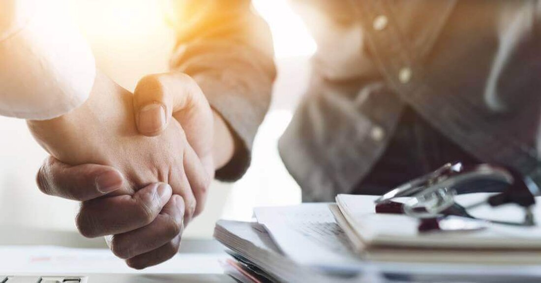 Helio ist eine Blockchain-basierte Plattform, die auf Solana basiert Es hat Transaktionen im Wert von mehr als 1,5 Milliarden US-Dollar abgewickelt und unterstützt über 6.000 Händler Helio lässt sich in Plattformen wie Discord, Shopify und WooCommerce integrieren MoonPay, eine Krypto-Zahlungsplattform, hat Helio, eine auf Solana basierende Blockchain-basierte Plattform, für angeblich 175 Millionen US-Dollar übernommen. Ivan Soto-Wright, Mitbegründer und CEO von MoonPay, veröffentlichte die Ankündigung auf Xund fügte hinzu: „2025 wird es sein [an] noch größer [year]und wir legen mit einem Paukenschlag los [with] Die Akquisition ist HelioPay.“ Fox-Geschäft berichtete, dass die Übernahme 175 Millionen US-Dollar kostete. Eilmeldung: Wir haben erworben &hellip;
