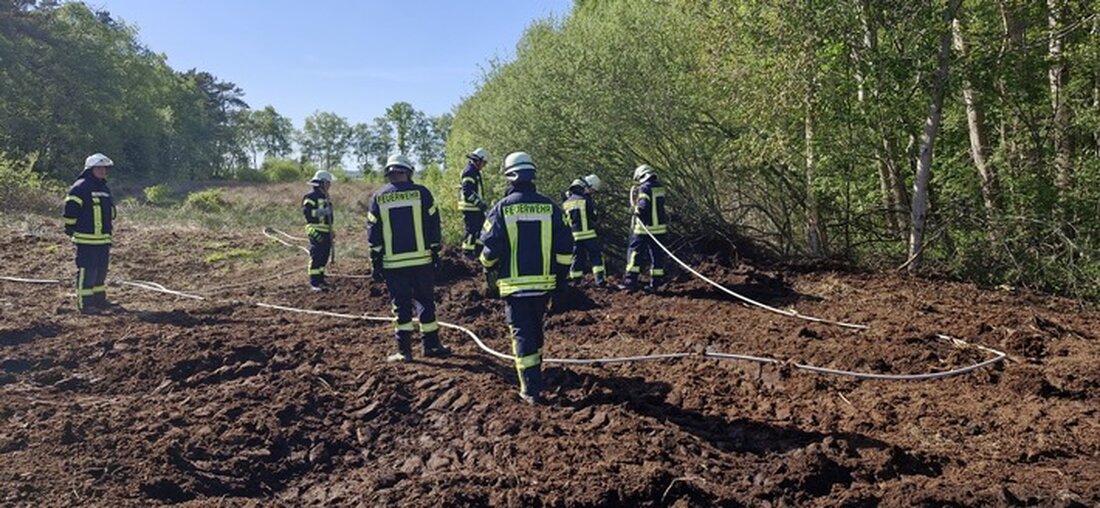 Am 09.05.2025 wurde die Feuerwehr Glinstedt zu einem Moorbrand alarmiert. Einsatzkräfte kämpften gegen Flammen auf 15 m² Torf.