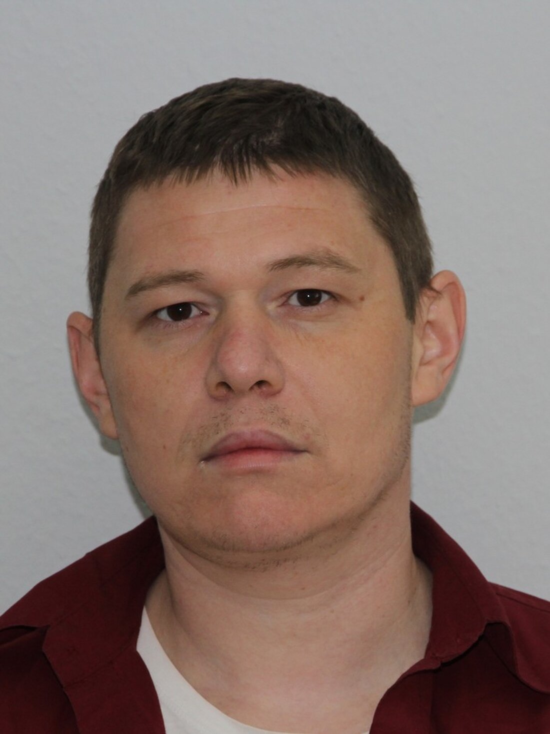 Nach einem Tötungsdelikt in Kassel sucht die Polizei mithilfe von Fotos nach zwei Tatverdächtigen. Hinweise werden belohnt.