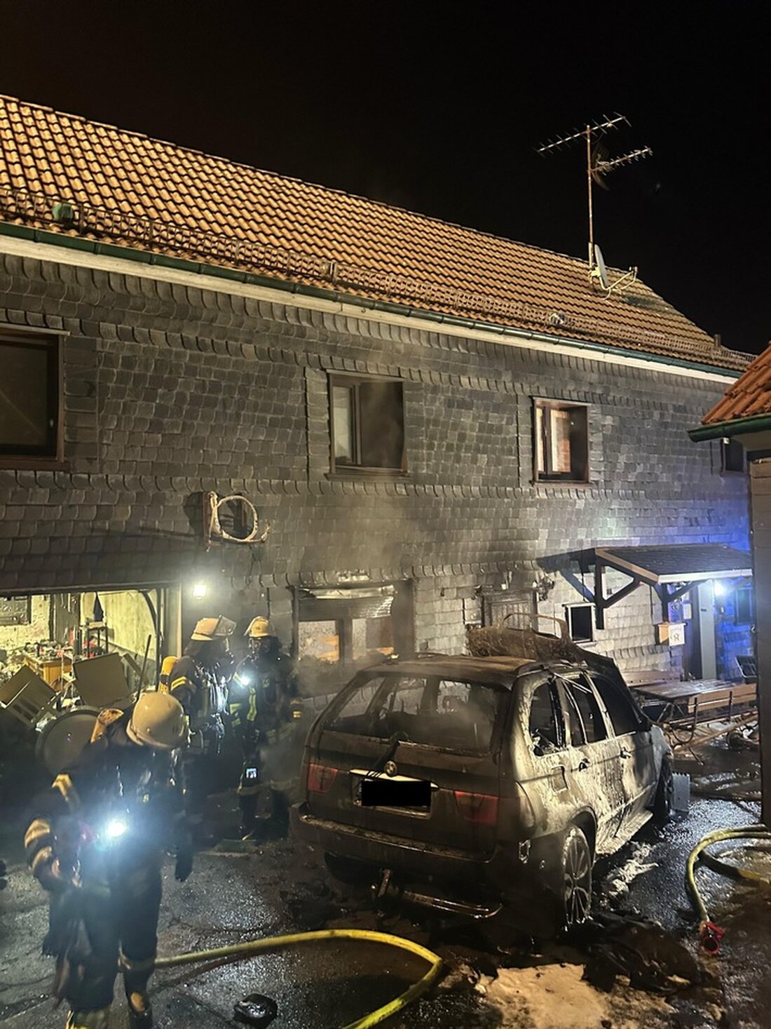 Feuerwehr Remscheid kämpfte heute früh gegen einen PKW-Brand, der auf ein Gebäude übergriff und eine Person verletzte.