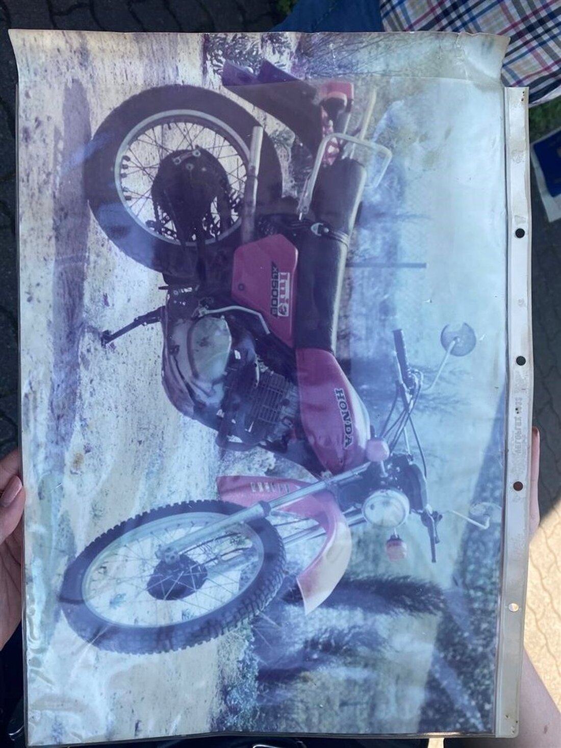 Unbekannte Täter stahlen in Pfeffelbach und Körborn zwei Motorräder der Marke Honda. Hinweise an die Polizeiinspektion Kusel erbeten.
