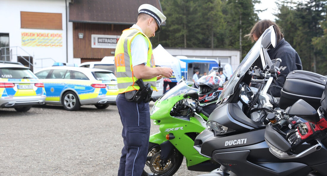 Für die Polizei im Südwesten stand der Mai ganz im Zeichen des sicheren Motorradfahrens – die Ergebnisse können sich sehen lassen. „Zum ersten Mal sie Polizei in Baden-Württemberg Motorradfahrer wurden während eines Aktionsmonats genau unter die Lupe genommen. An 31 Tagen im Mai haben wir Biker sensibilisiert und kontrolliert, um schweren Motorradunfällen vorzubeugen und Anwohner vor unnötiger Lärmbelästigung zu schützen. Und das Ergebnis unserer Bemühungen ist gut! Das zeigt, dass sich die Mehrheit der Motorradfahrer an die Regeln hält“, sagte der Innenminister Thomas Strobel anlässlich der Präsentation der Ergebnisse des ersten bundesweiten Aktionsmonats. Rund 260 Kontrollaktionen im vergangenen Monat Die …