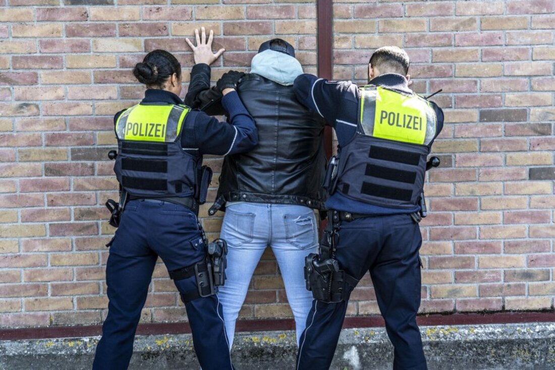 Polizei Mettmann nimmt 32-Jährigen nach Motorraddiebstahl in Haan fest. Ermittlungen zu weiteren Taten laufen.