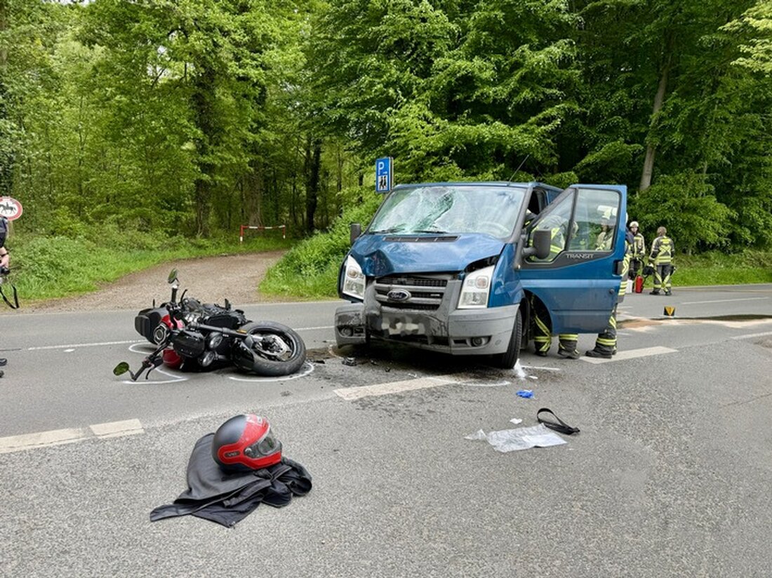 Motorradfahrer nach frontalem Zusammenstoß in Hünxe schwer verletzt. Feuerwehr sichert Einsatzstelle und leistet Erste Hilfe.