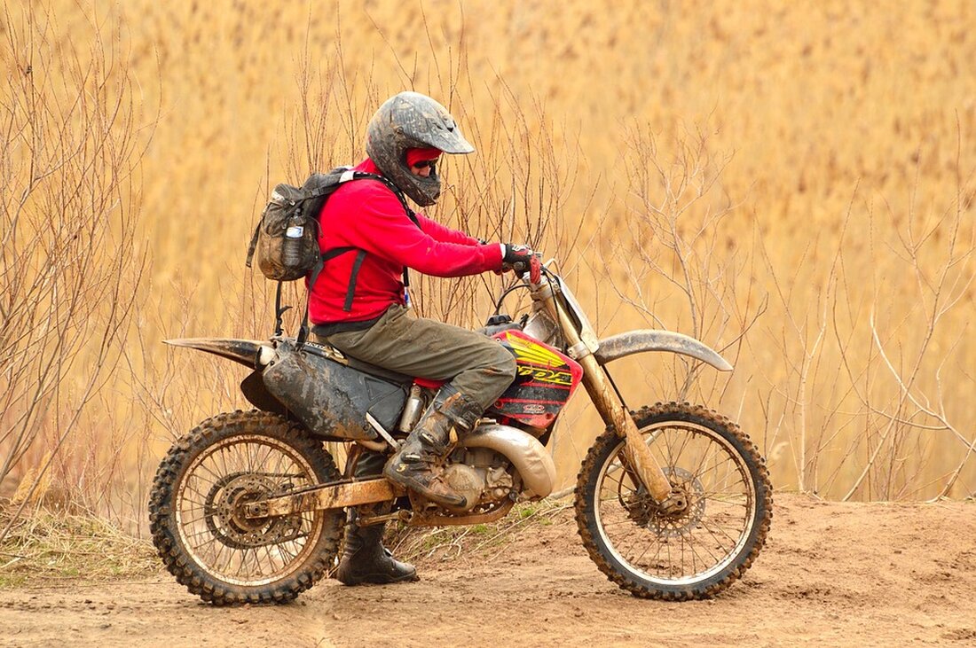 Unfall auf der S27 Motorradfahrer bei Cavertitz schwer verletzt: Hubschrauber im Einsatz Bei einem Unfall auf der S27 nahe Cavertitz (Landkreis Nordsachsen) ist ein Motorradfahrer schwer verletzt worden. Um den Mann versorgen zu können, ist ein Rettungshubschrauber zum Einsatz gekommen. Cavertitz. Ein Motorradfahrer hat sich am Sonntag in der Nähe von Cavertitz bei einem Unfall schwer verletzt. Der 41-Jährige war gegen 13.25 Uhr auf der Staatsstraße 27 in nordwestlicher Richtung unterwegs, als er in einer Linkskurve die Kontrolle über seine Maschine verlor. Darüber hat Maxi Böckel von der Pressestelle der Polizeidirektion Leipzig am Montag informiert. Der Fahrer kam von der …