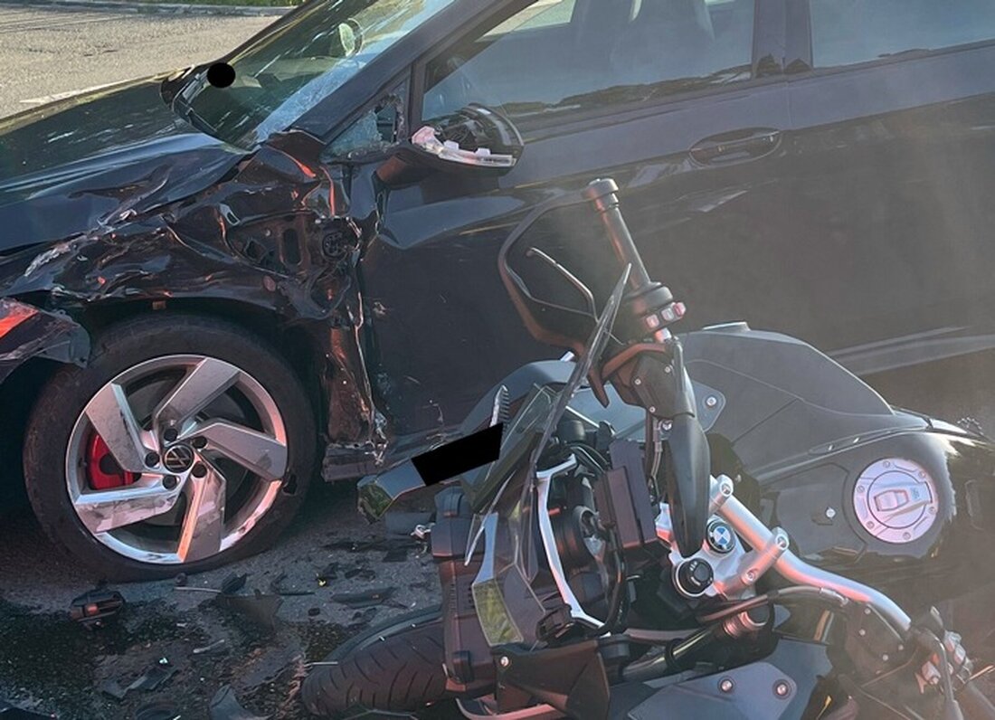 Ein Motorradfahrer wurde am Sonntagabend in Petershagen bei einem Zusammenstoß mit einem Auto schwer verletzt.