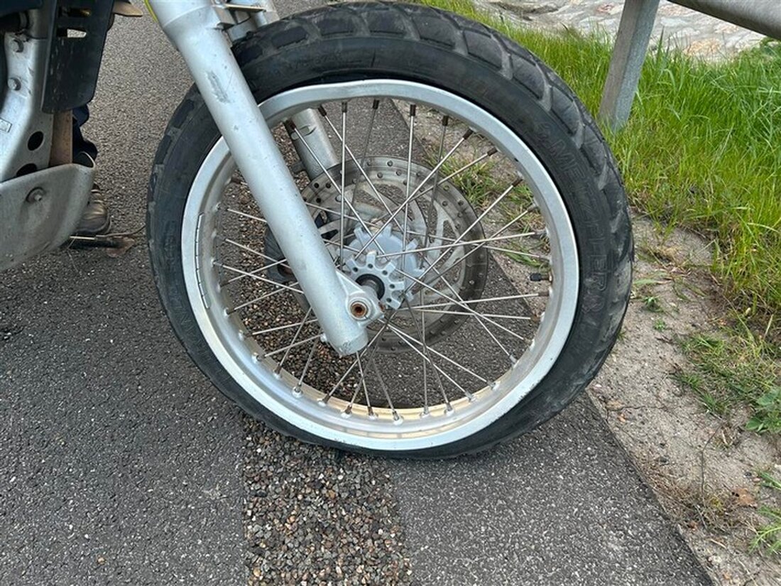 Am 12. April 2025 stürzt ein 44-jähriger Motorradfahrer ohne Führerschein auf der B10 bei Landau. Leichte Verletzungen. Ermittlungen laufen.