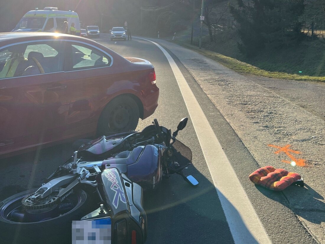 In Overath kam es zu einem schweren Unfall: Ein Motorradfahrer kollidierte mit einem Pkw und erlitt schwere Verletzungen.