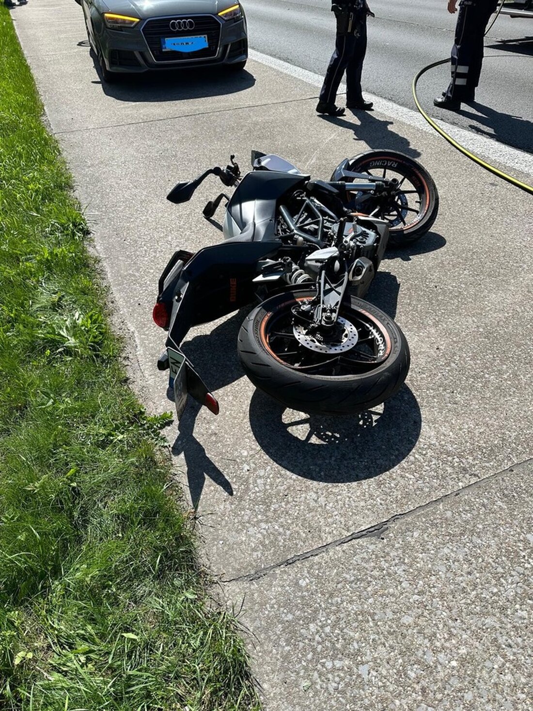 Am Mittwoch verunglückte eine Motorradfahrerin auf der BAB 43. Die Feuerwehr sicherte die Unfallstelle und unterstützte den Rettungsdienst.