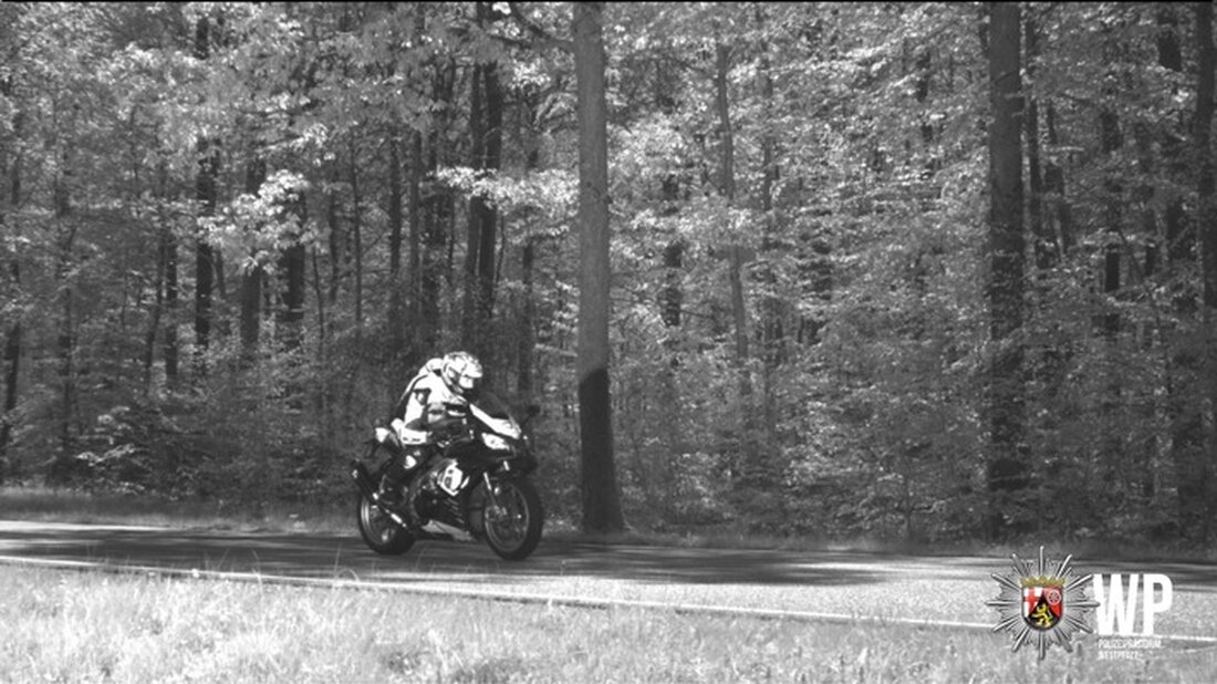 Auf der B48 kontrollierte die Polizei 990 Fahrzeuge. 68 Fahrer, darunter 33 Motorradfahrer, überschritten das Tempolimit. Der Spitzenreiter fuhr 204 km/h.