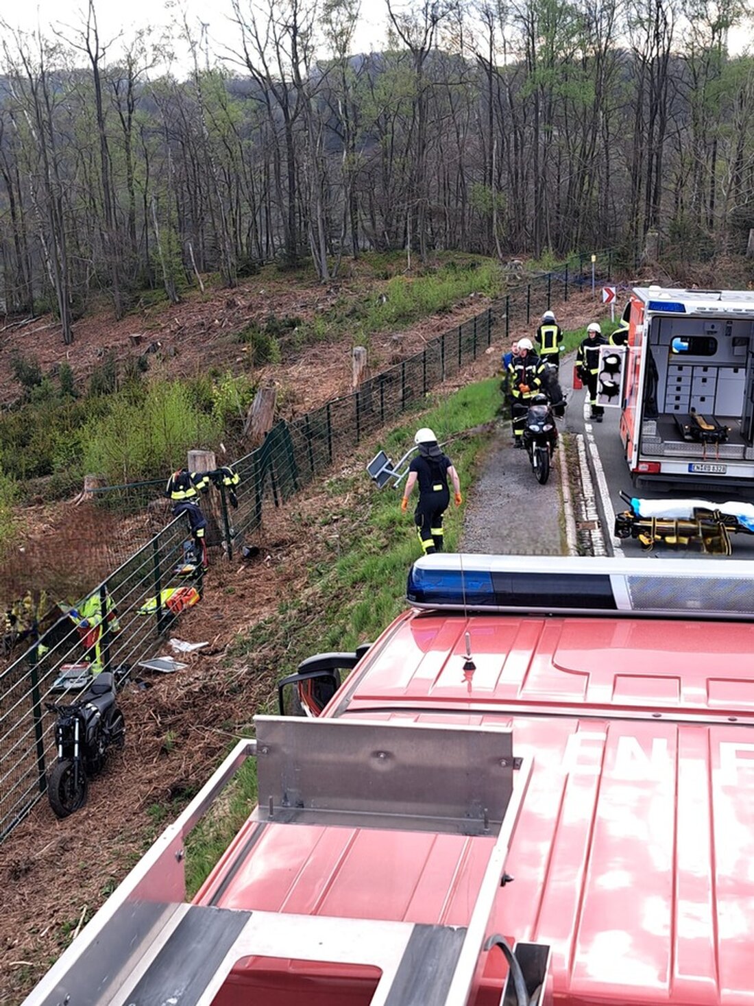 Am 22.04.2025 kam es auf der L699 zu einem schweren Motorradunfall. Ein 23-Jähriger verletzte sich nach dem Abkommen von der Fahrbahn. Einsatzkräfte sorgten umgehend für seine Versorgung.
