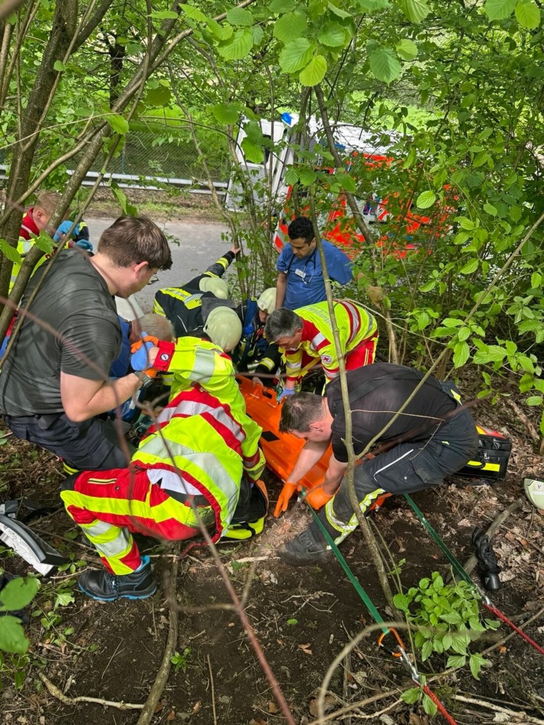 Freiwillige Feuerwehr Breckerfeld rettete Motorradfahrer nach Unfall auf Prioreier Straße. Der Einsatz dauerte 75 Minuten.