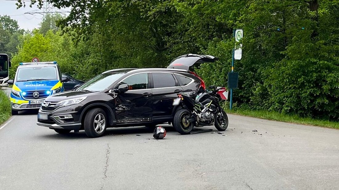 Unfall in Bielefeld: Motorradfahrer (19) kollidiert mit PKW (41) an unübersichtlicher Stelle und erleidet leichte Verletzungen.