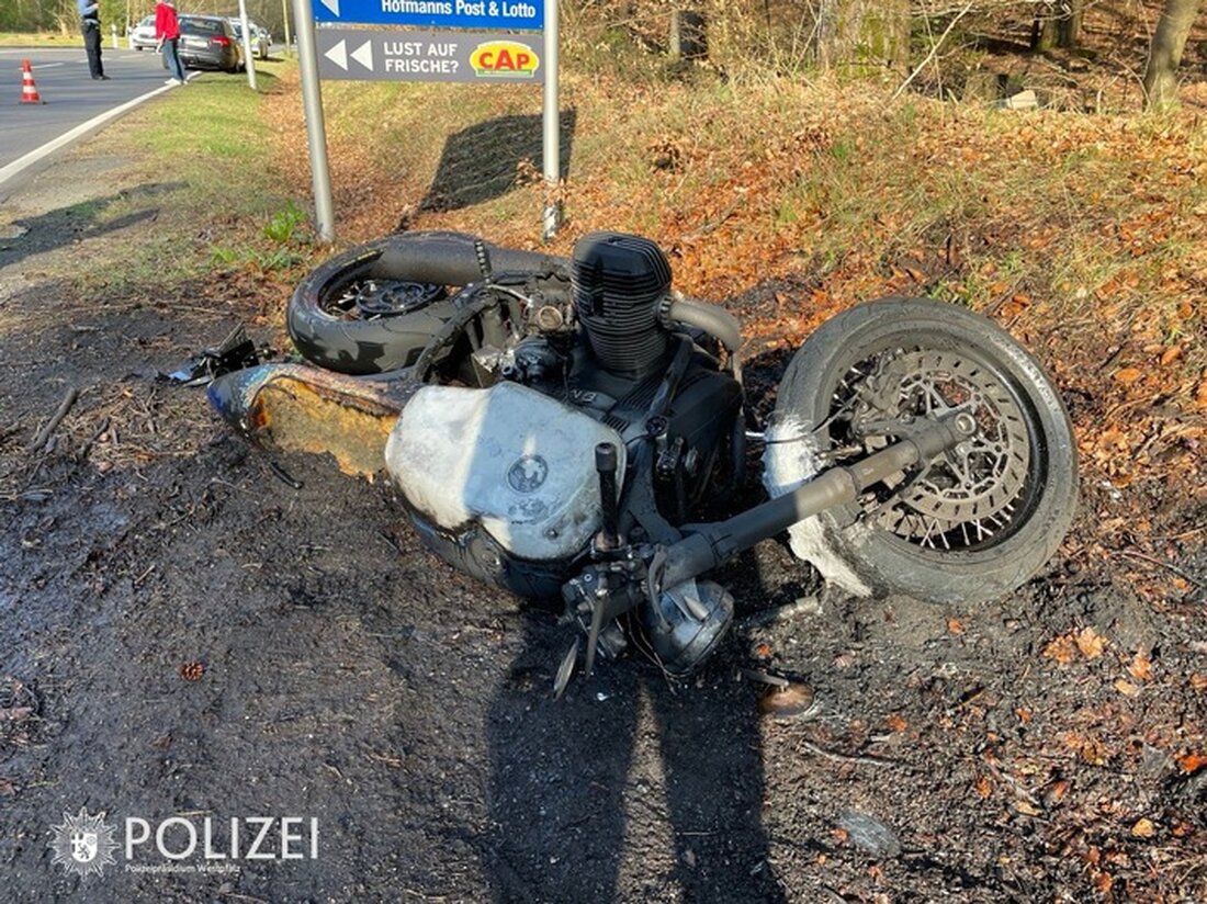 Motorradfahrer verletzt nach Unfall auf der Hohenecker Straße: Audi-Fahrerin übersieht Zweiradfahrer beim Abbiegen. Zwischenfälle und Ermittlungen dauern an.
