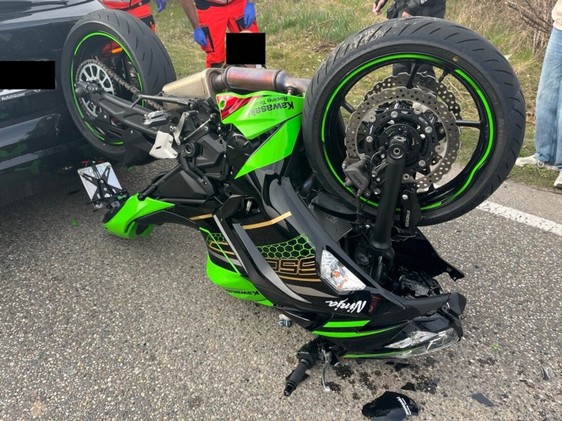 Am 21.03.2025 überschlug sich eine 19-jährige Motorradfahrerin in Landau nach einem Bremsmanöver. Sie wurde verletzt.