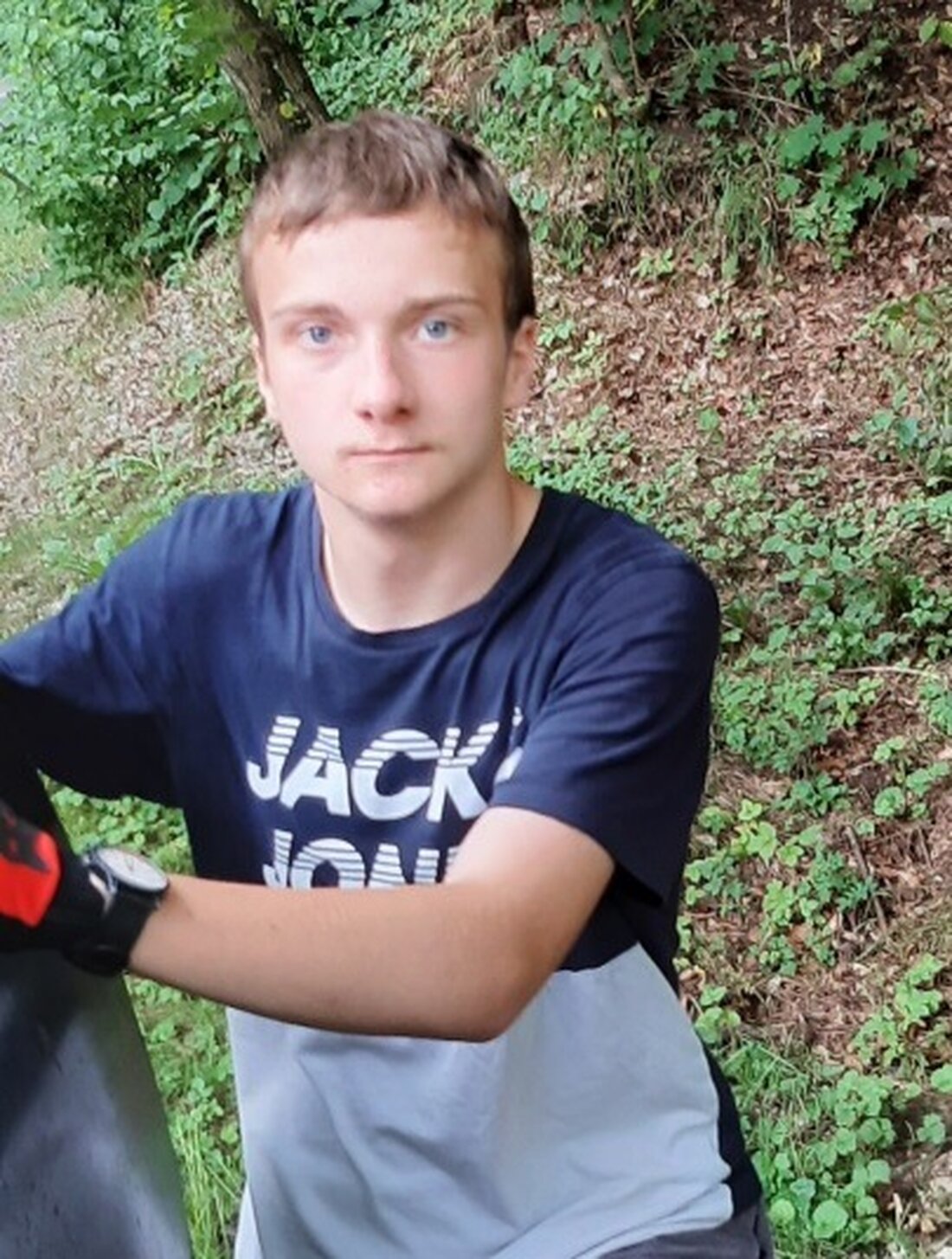 Die Landespolizei Nordhausen sucht seit dem 21. März 2025 nach dem 17-jährigen Karlo Dreyfus. Hinweise erbeten.