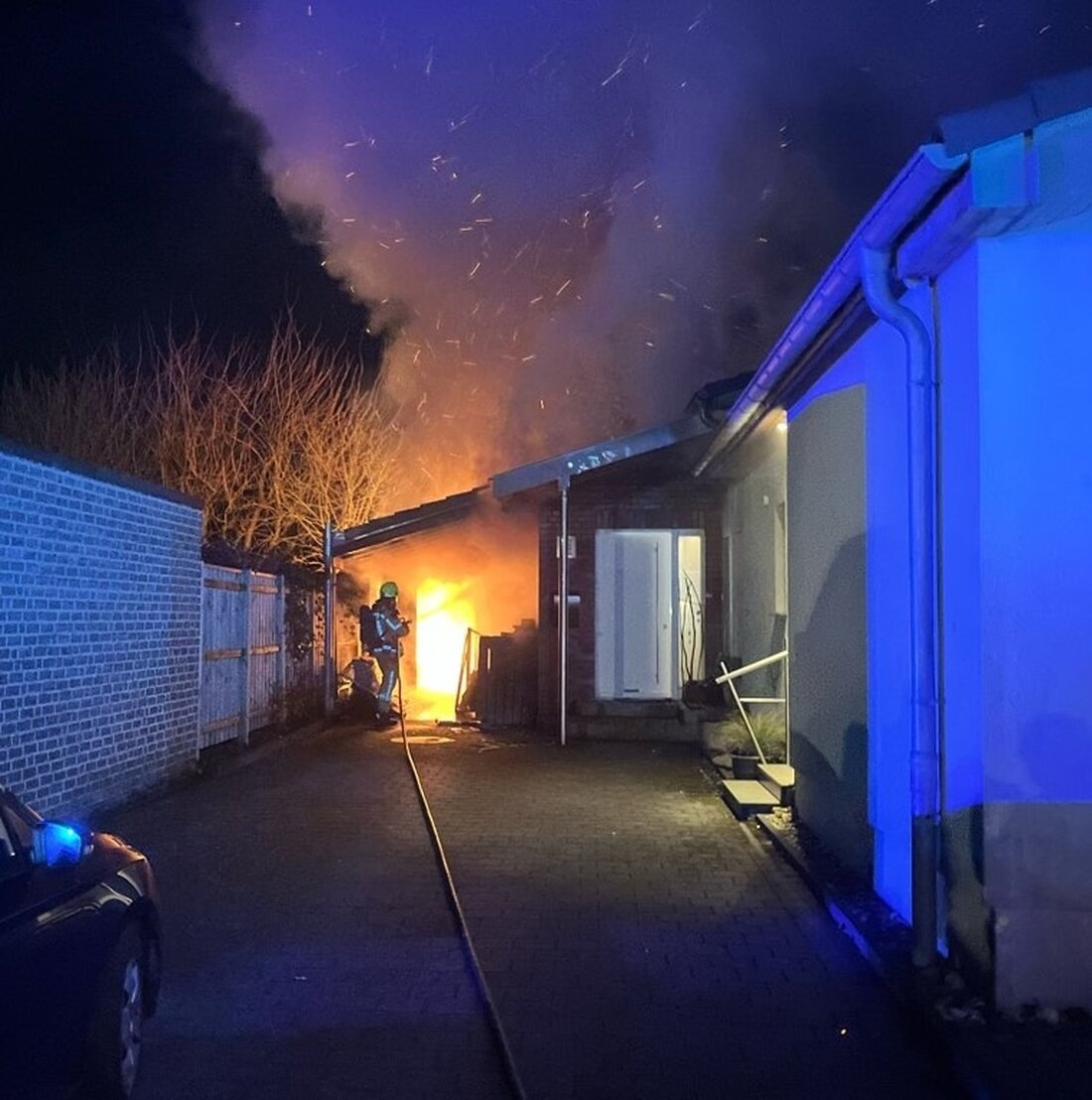 Am 16.02.2025 brannte ein Carport in Coesfeld, Kolpingstraße, nach dem Feuer einer Mülltonne. Feuerwehr rettete die Situation.