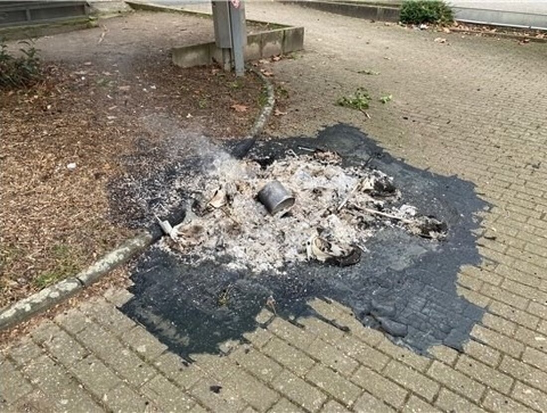 In Ratingen brannte ein Müllcontainer. Die Polizei ermittelt und sucht Zeugen, die Hinweise geben können.