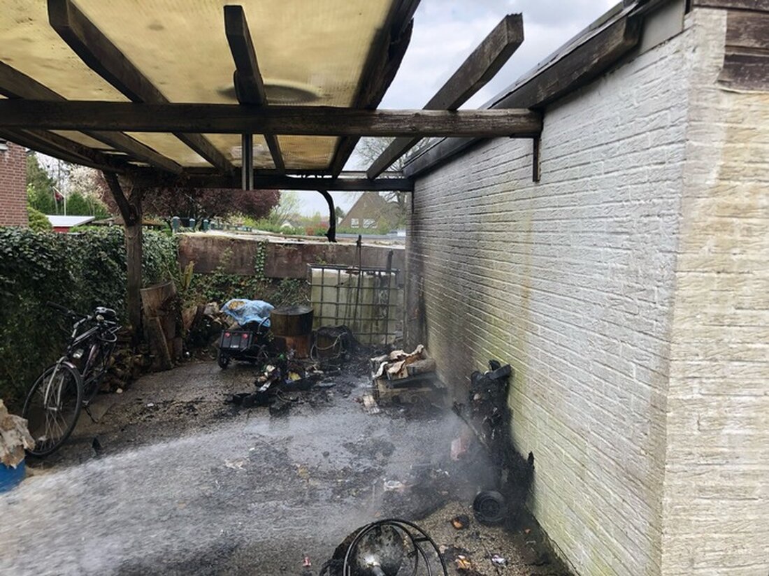 Freiwillige Feuerwehr Bedburg-Hau löschte am 13.04.2025 einen Mülltonnenbrand unter einem Carport an der Gocher Landstraße.