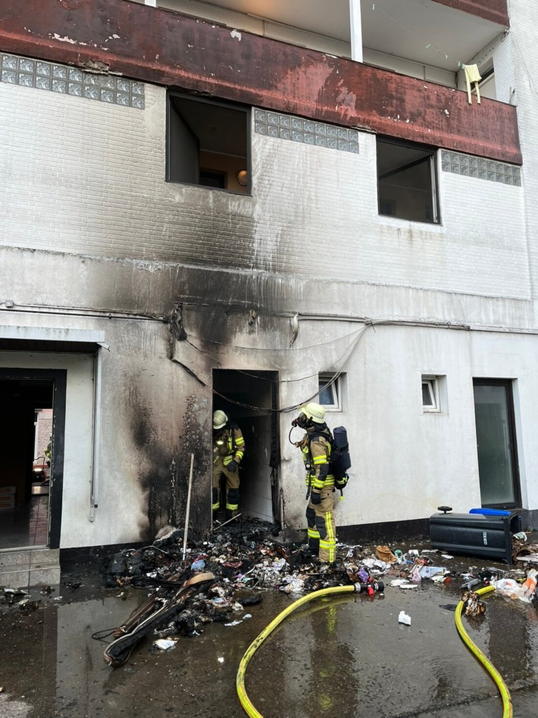 Am 13.04.2025 meldete die Feuerwehr Bremerhaven brennende Mülltonnen in Lehe. Schnelles Eingreifen verhinderte Schlimmeres.