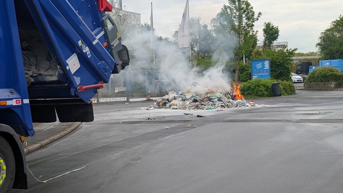 Feuerwehr Mülheim an der Ruhr reagiert schnell auf Brand in einem Müllfahrzeug. Einsatzkräfte löschen erfolgreich den Inhalt vor Ort.