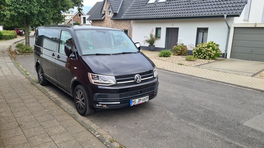 Ein schwarzer VW Multivan wurde in Willich gestohlen. Hinweise zum Verbleib des Wagens bitte an die Polizei Viersen.